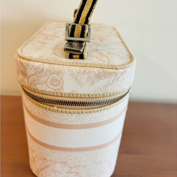 Cream Dior Travel Vanity Case - cruise 2022 collection - Picture 5 of 11